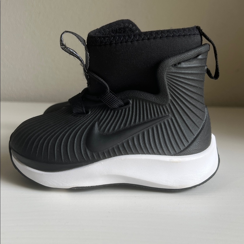 Nike Kids Black and White Bonzi boots. Size 4 great condition.